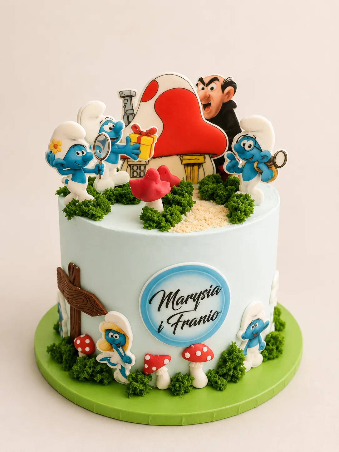 Kolorowy tort urodzinowy z motywem Smerfów